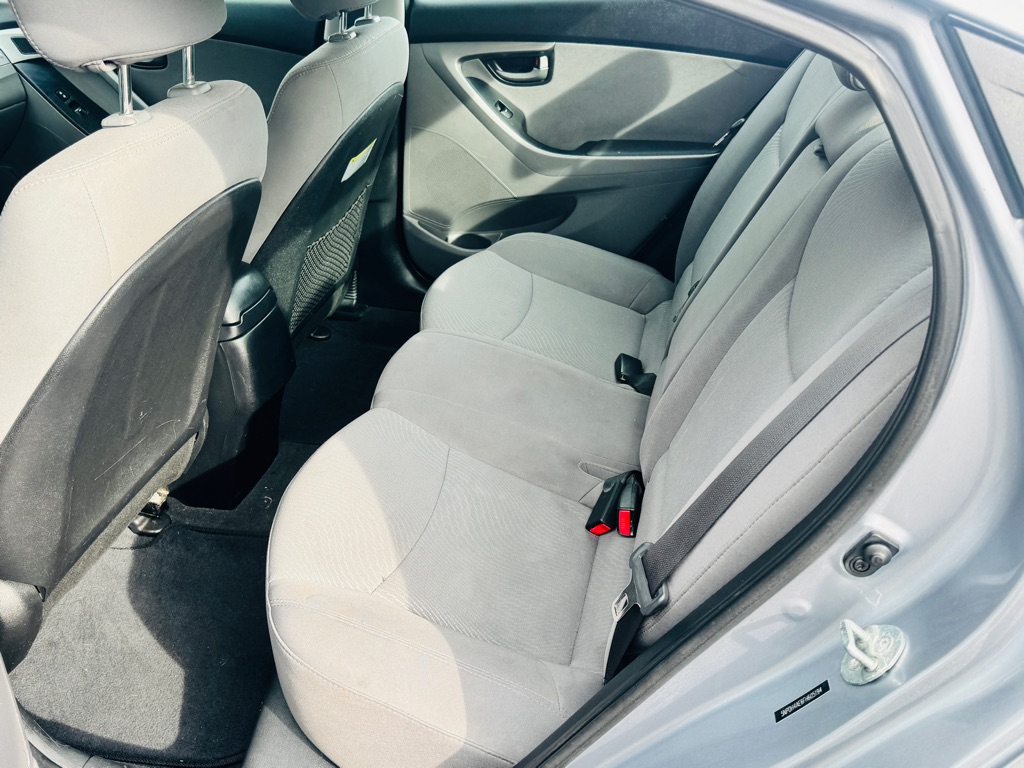 Photo 11 of this HYUNDAI ELANTRA