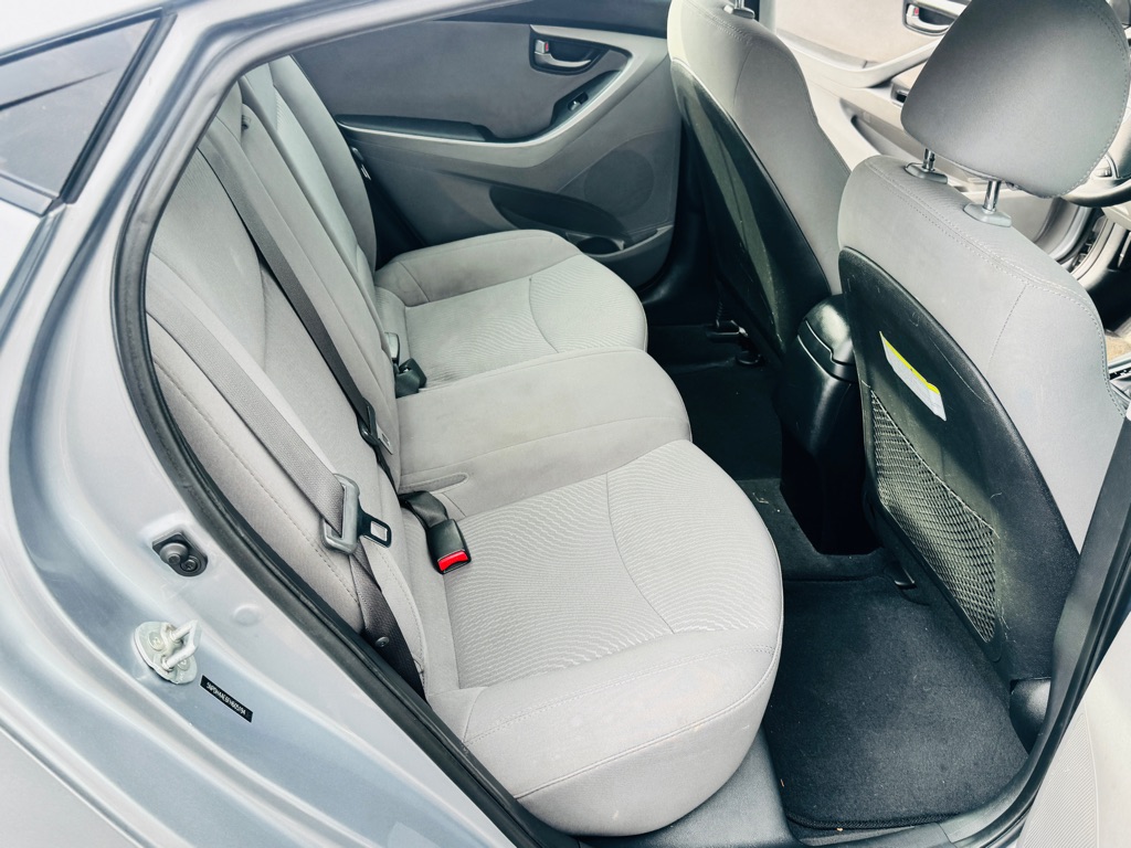 Photo 13 of this HYUNDAI ELANTRA