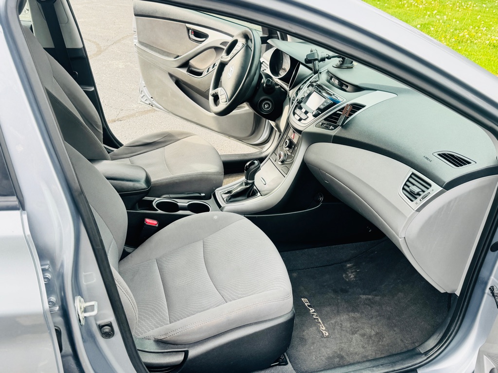 Photo 14 of this HYUNDAI ELANTRA