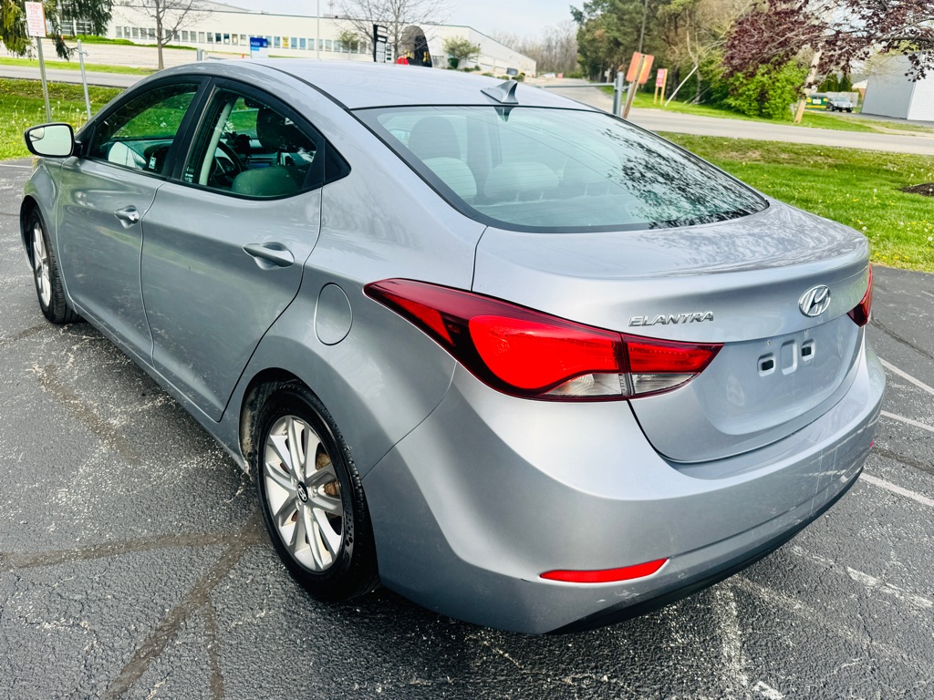 Photo 3 of this HYUNDAI ELANTRA