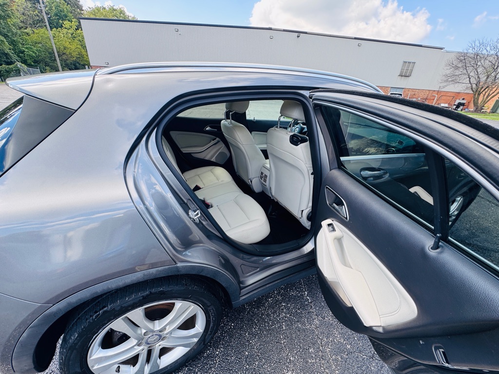 Photo 13 of this MERCEDES-BENZ GLA-250