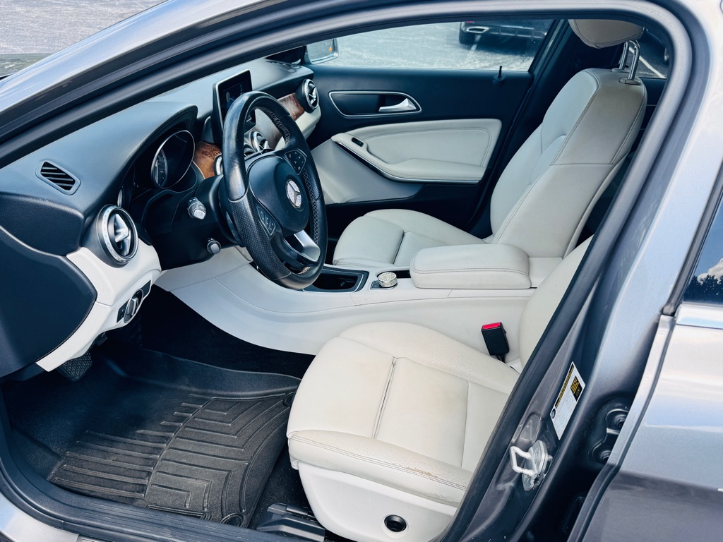 Photo 10 of this MERCEDES-BENZ GLA-250