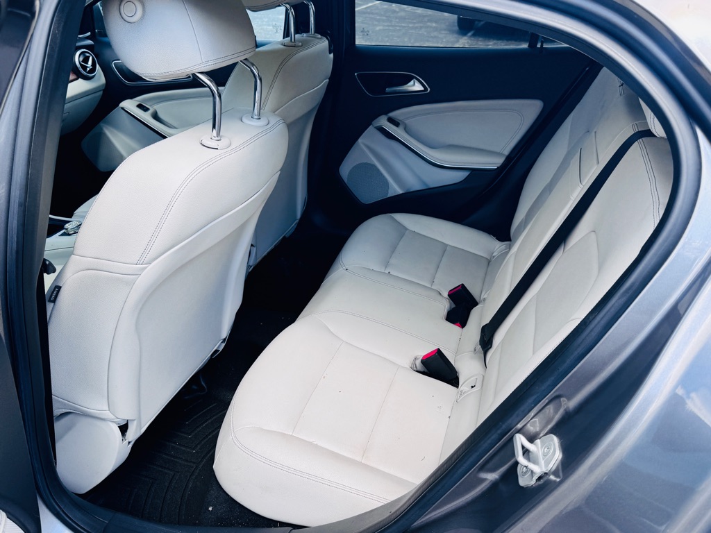 Photo 11 of this MERCEDES-BENZ GLA-250