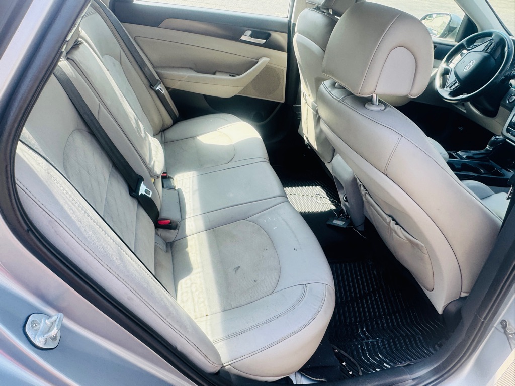 Photo 12 of this HYUNDAI SONATA