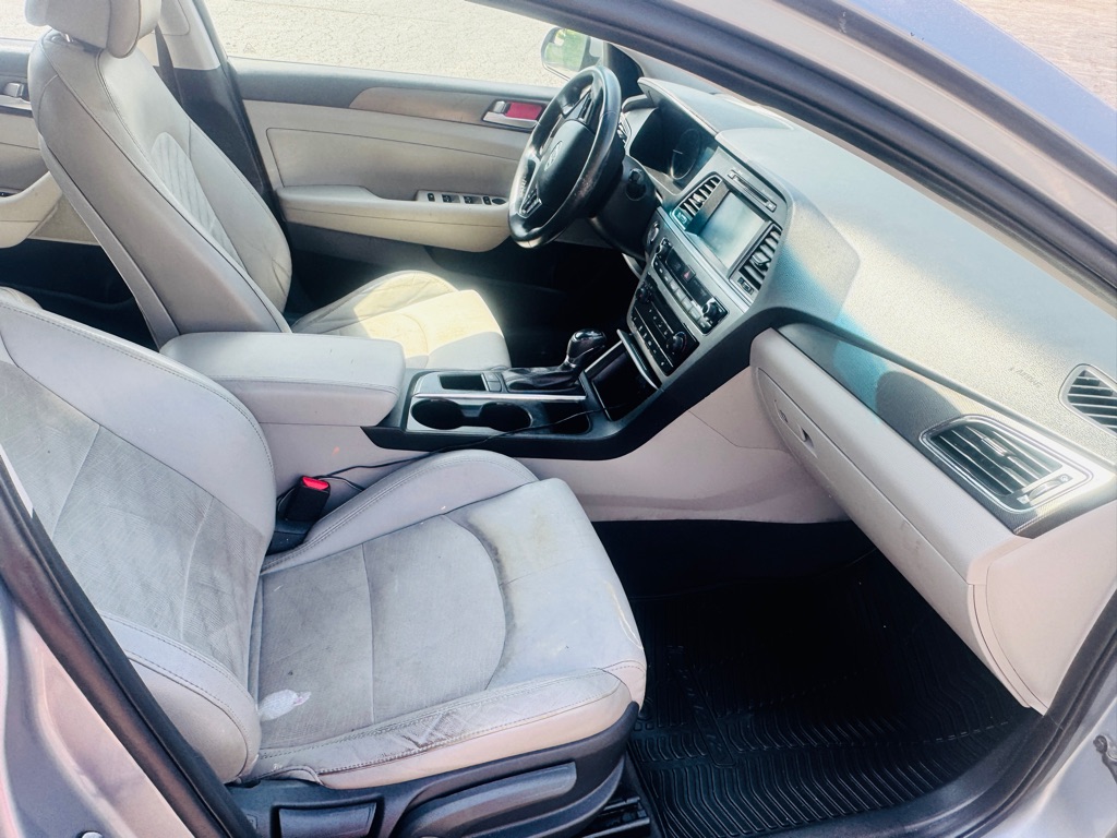 Photo 13 of this HYUNDAI SONATA