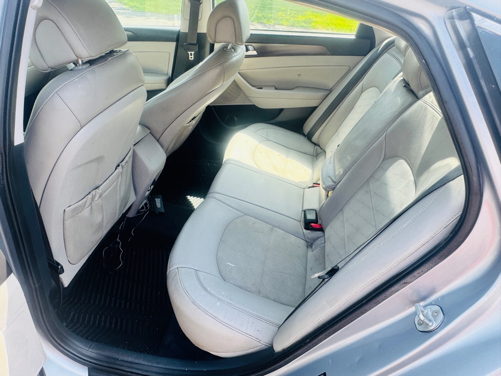 Photo 11 of this HYUNDAI SONATA