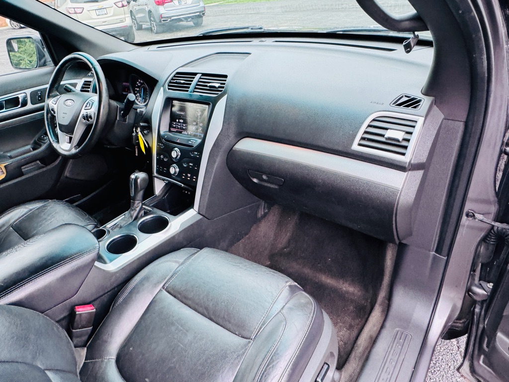 Photo 13 of this FORD EXPLORER