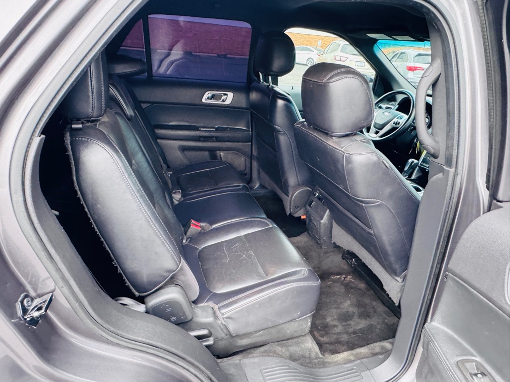 Photo 12 of this FORD EXPLORER