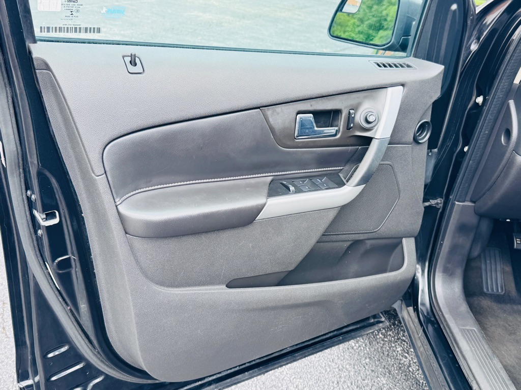 Photo 10 of this FORD EDGE