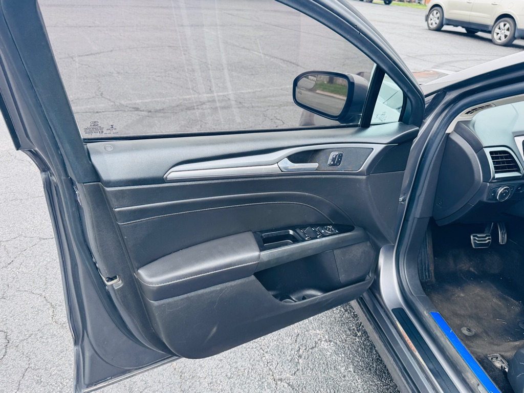 Photo 9 of this FORD FUSION