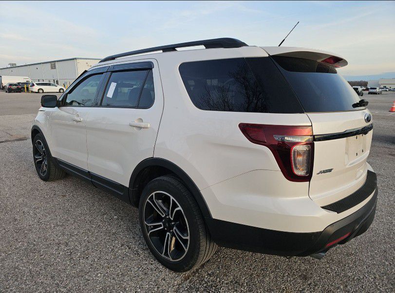 Photo 2 of this FORD EXPLORER