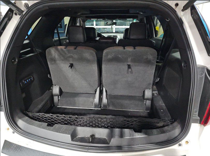 Photo 4 of this FORD EXPLORER