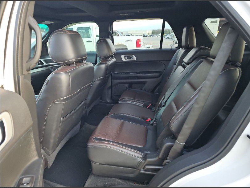 Photo 6 of this FORD EXPLORER