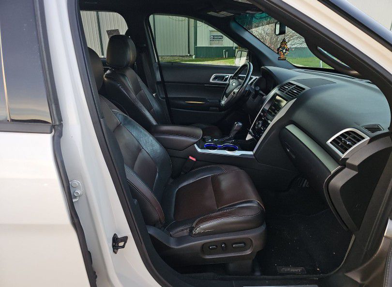 Photo 8 of this FORD EXPLORER