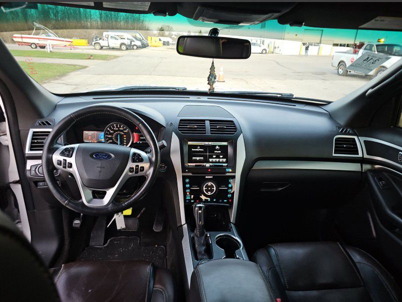 Photo 12 of this FORD EXPLORER