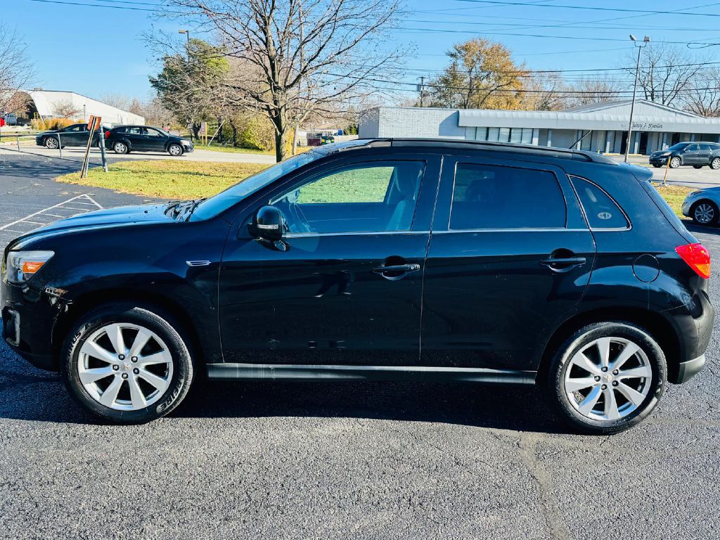 Photo 2 of this MITSUBISHI OUTLANDER SPORT