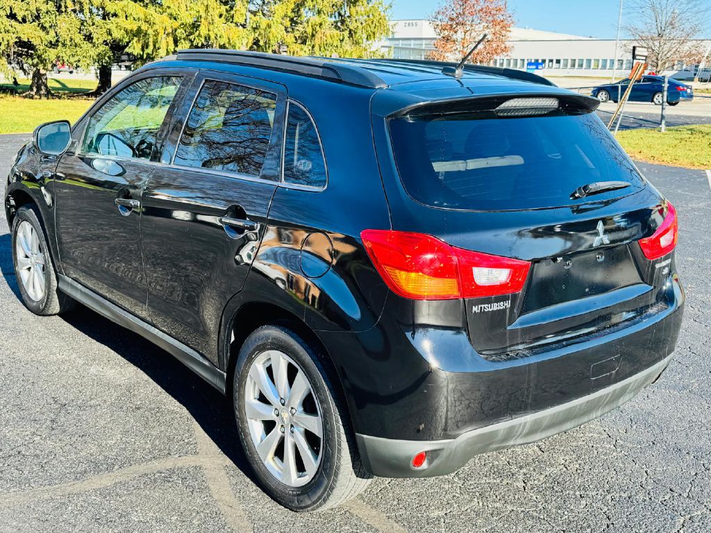 Photo 3 of this MITSUBISHI OUTLANDER SPORT