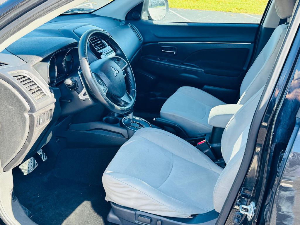 Photo 10 of this MITSUBISHI OUTLANDER SPORT