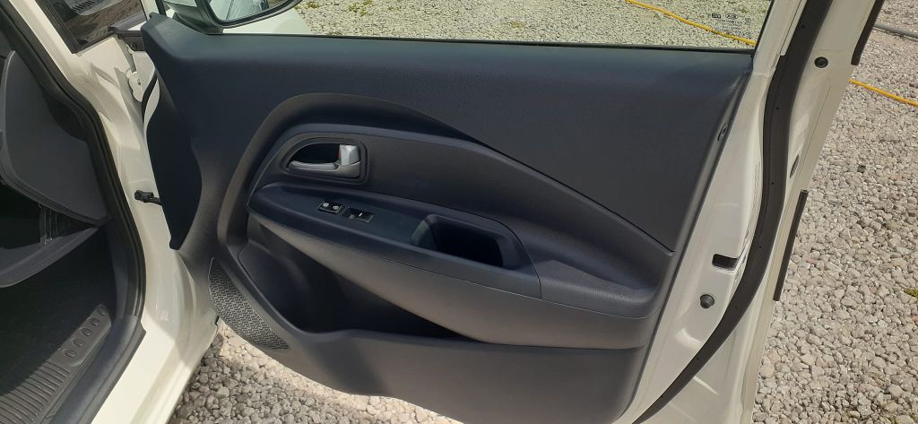 Photo 9 of this KIA RIO LX