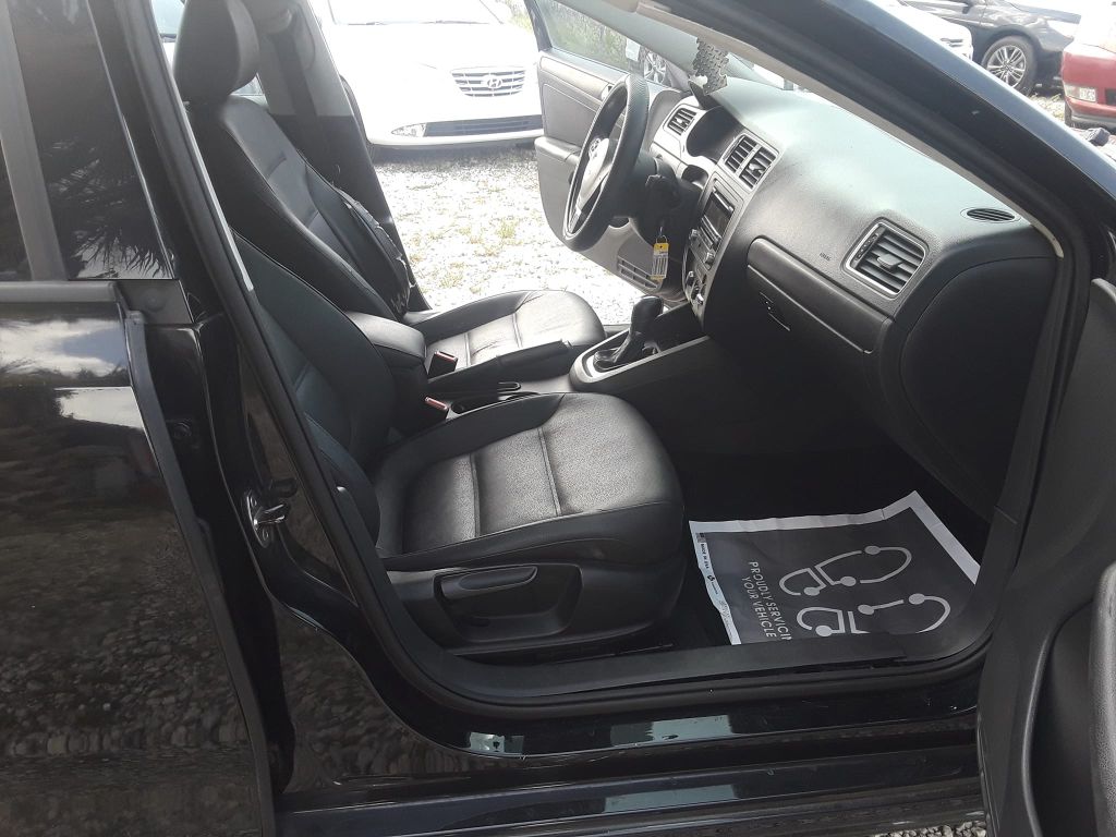 Photo 6 of this VOLKSWAGEN JETTA SE