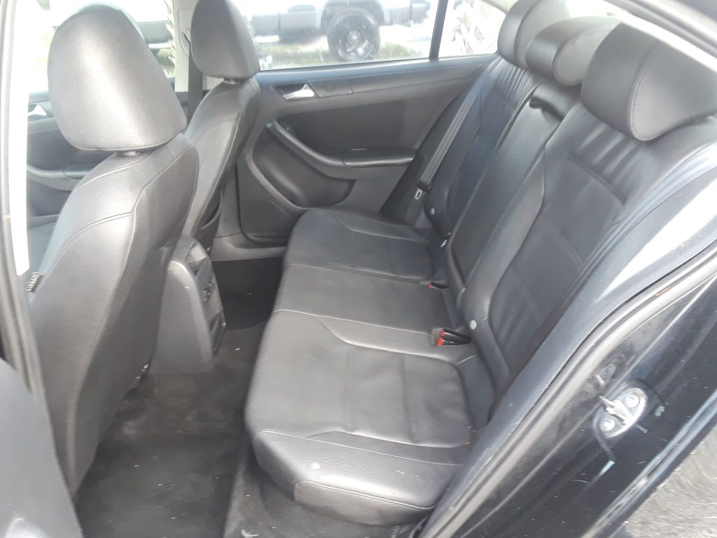 Photo 7 of this VOLKSWAGEN JETTA SE