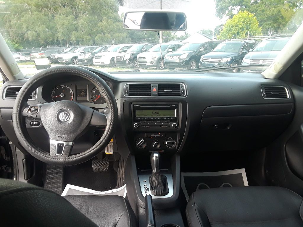 Photo 8 of this VOLKSWAGEN JETTA SE