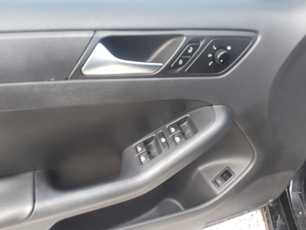 Photo 10 of this VOLKSWAGEN JETTA SE