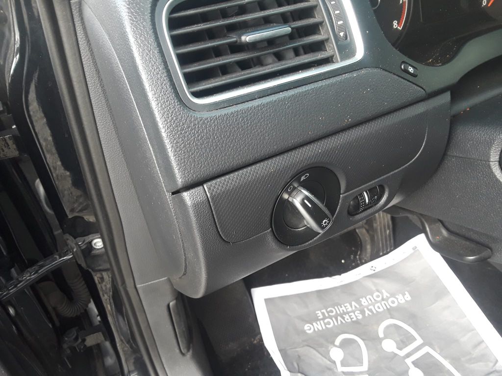 Photo 11 of this VOLKSWAGEN JETTA SE