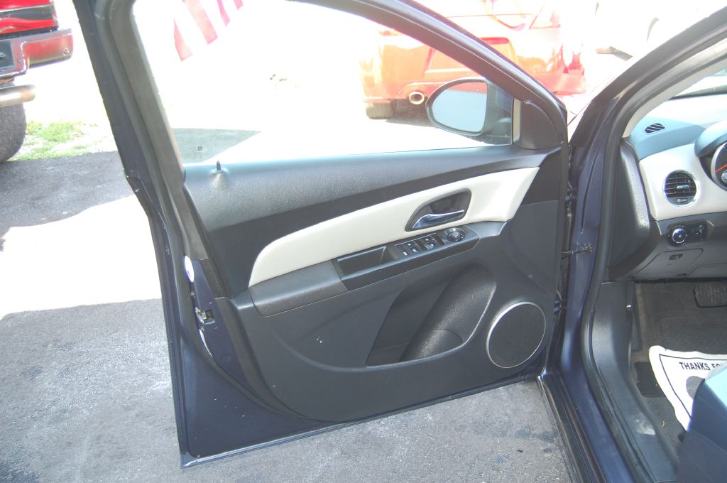 Photo 7 of this CHEVROLET CRUZE