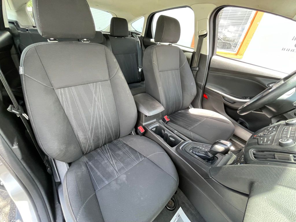 Photo 17 of this FORD FOCUS