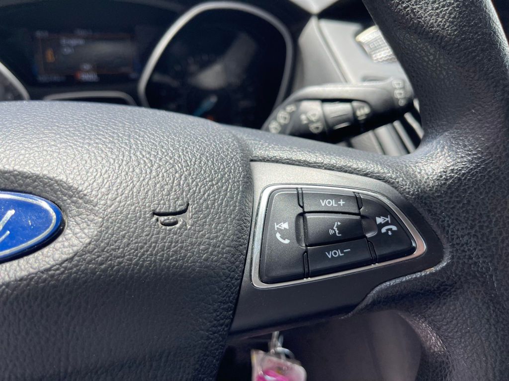 Photo 18 of this FORD FOCUS