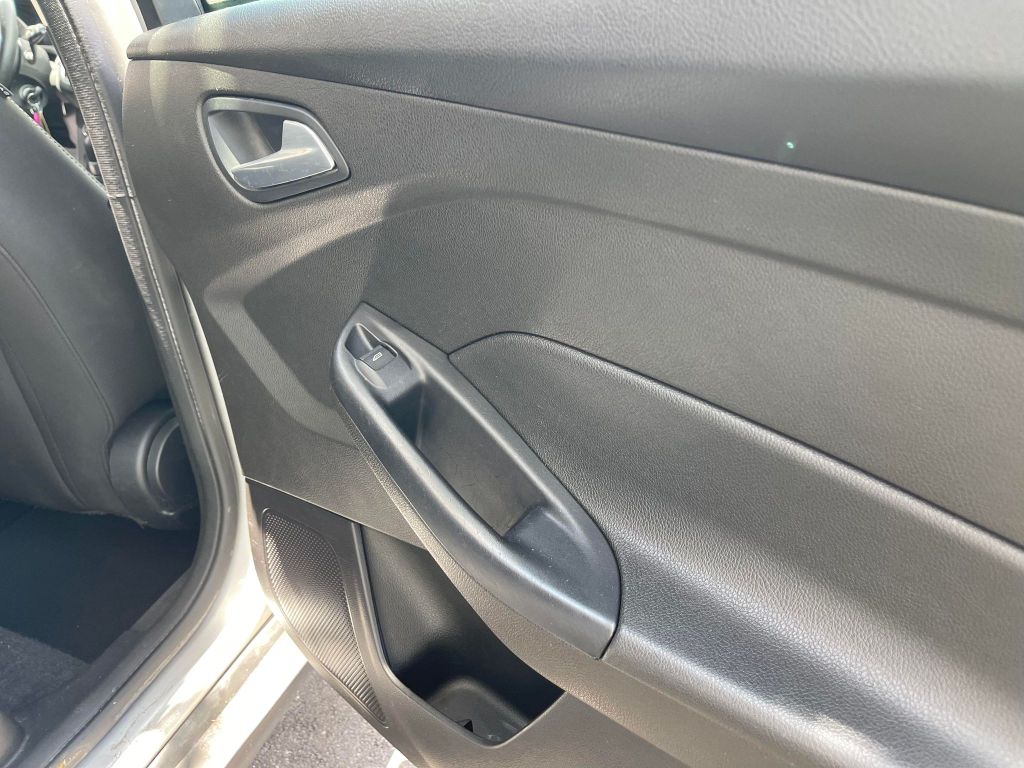 Photo 21 of this FORD FOCUS