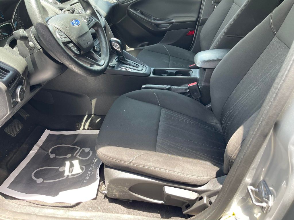 Photo 22 of this FORD FOCUS