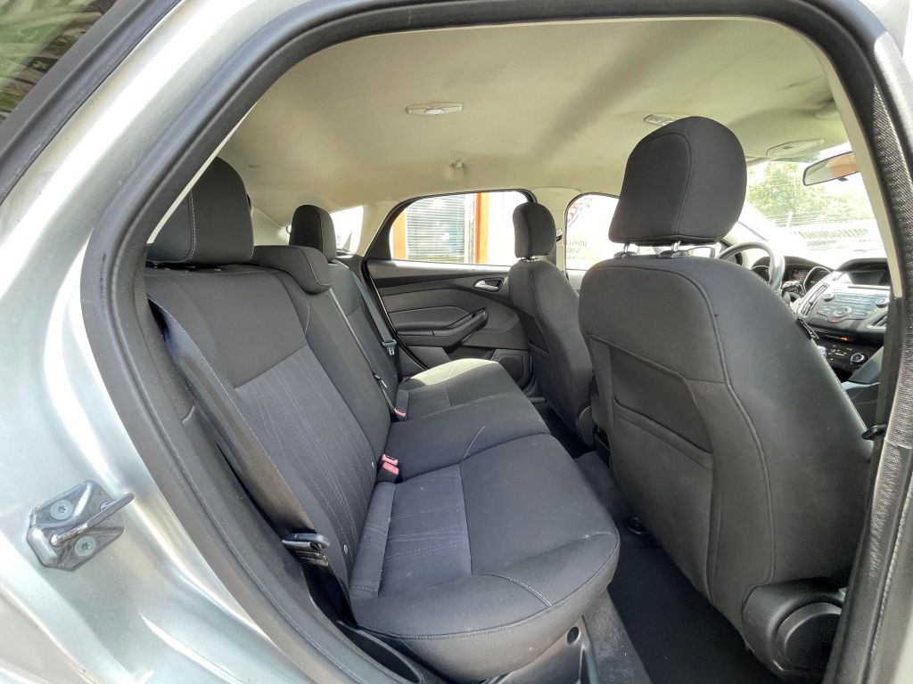 Photo 28 of this FORD FOCUS