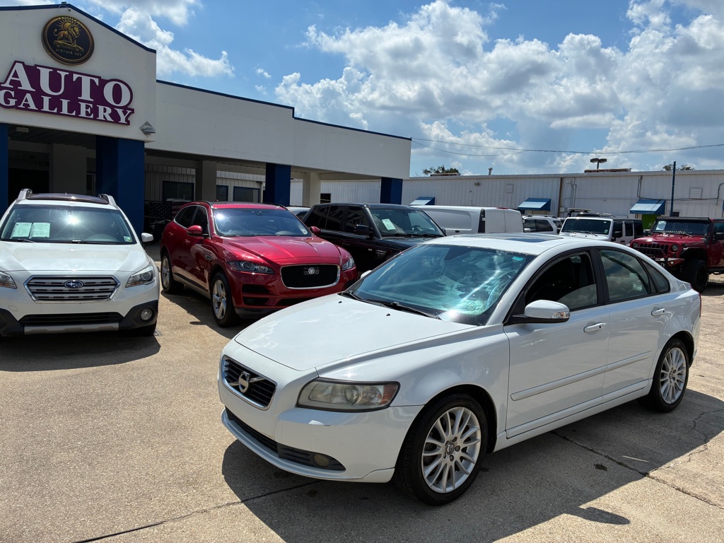 White 2011 Volvo S40 Sedan Front-Wheel Drive Automatic