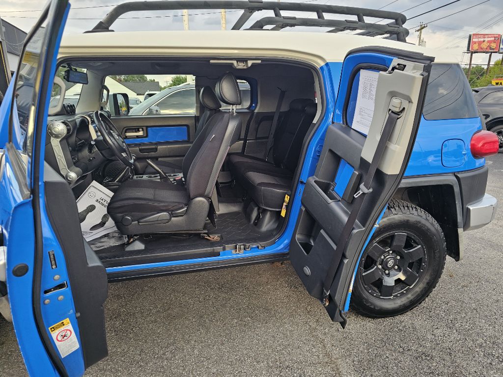 Photo 32 of this TOYOTA FJ CRUISER