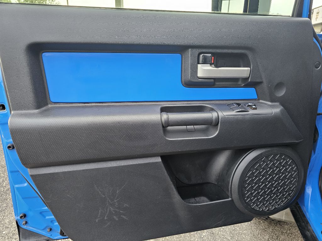 Photo 23 of this TOYOTA FJ CRUISER
