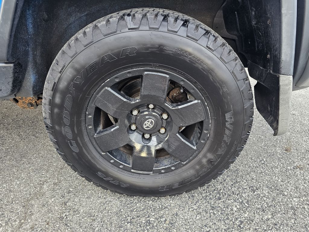 Photo 18 of this TOYOTA FJ CRUISER