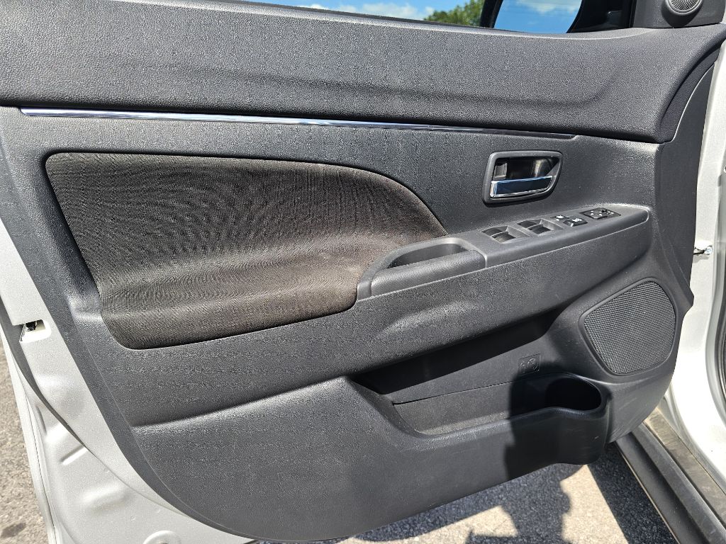 Photo 31 of this MITSUBISHI OUTLANDER SPORT