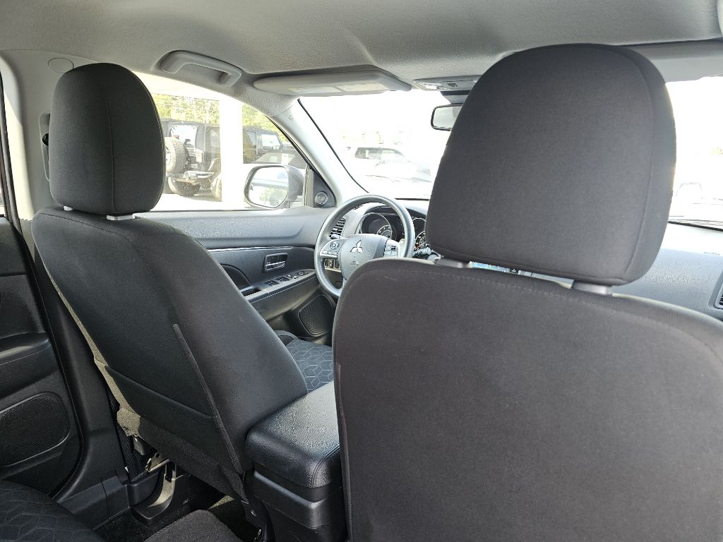 Photo 40 of this MITSUBISHI OUTLANDER SPORT