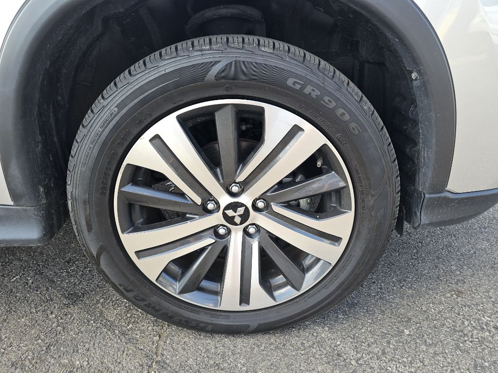 Photo 16 of this MITSUBISHI OUTLANDER SPORT