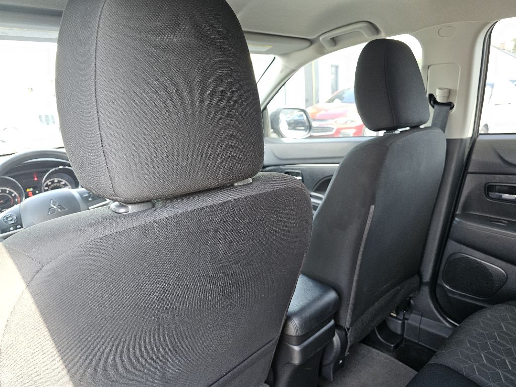 Photo 34 of this MITSUBISHI OUTLANDER SPORT