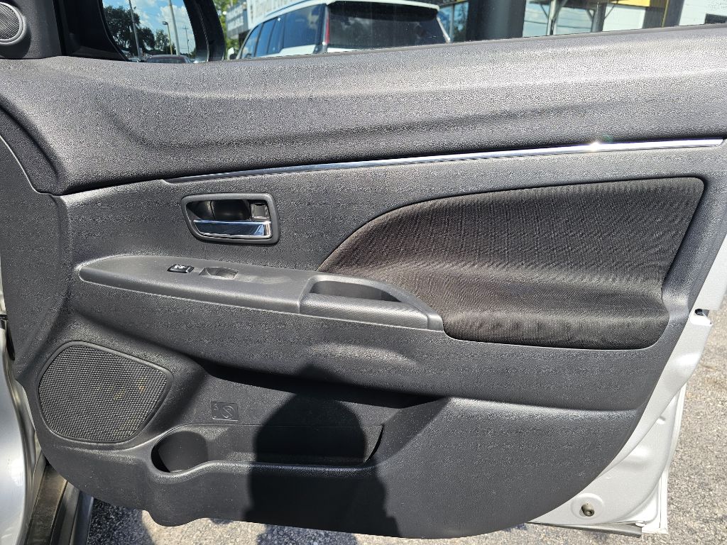 Photo 44 of this MITSUBISHI OUTLANDER SPORT