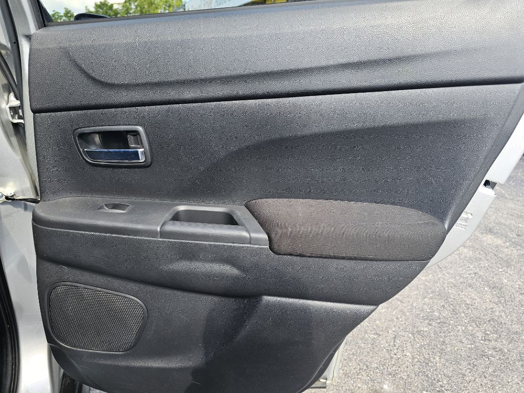 Photo 39 of this MITSUBISHI OUTLANDER SPORT