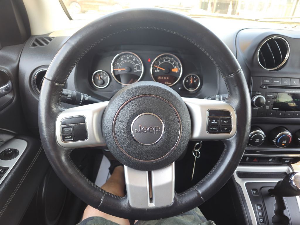 Photo 38 of this JEEP COMPASS