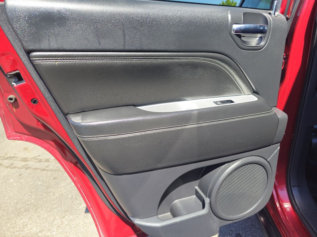 Photo 41 of this JEEP COMPASS