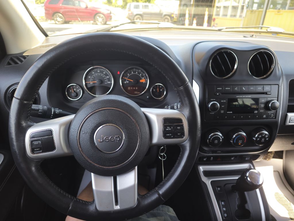 Photo 30 of this JEEP COMPASS