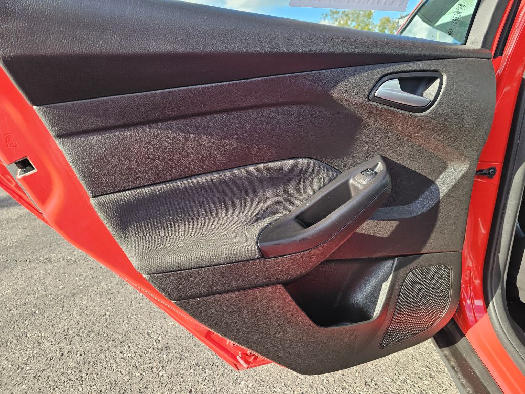 Photo 40 of this FORD FOCUS SE
