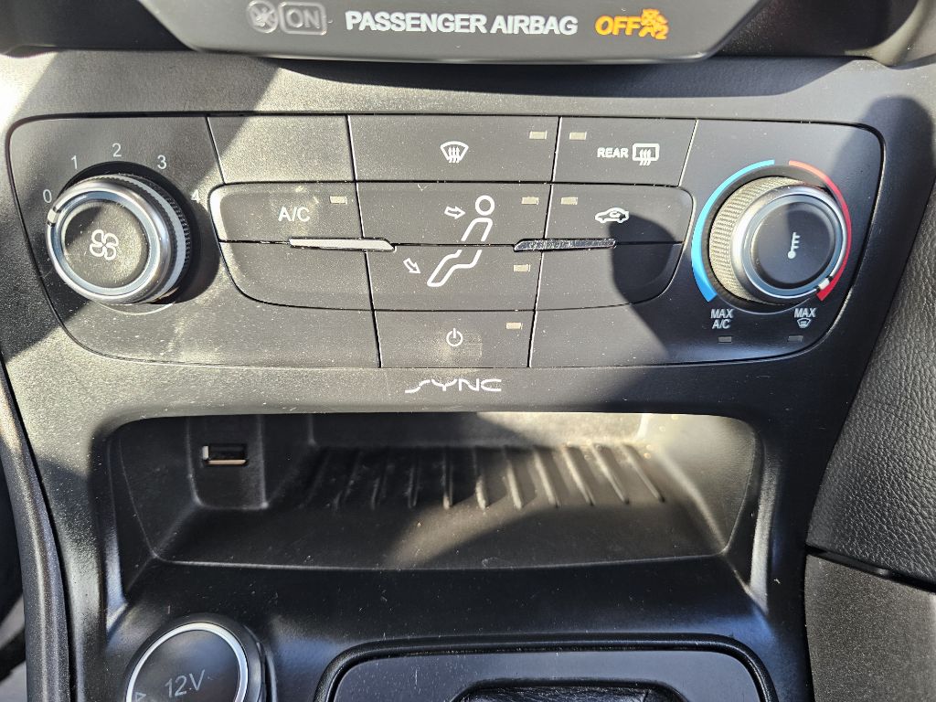 Photo 28 of this FORD FOCUS SE