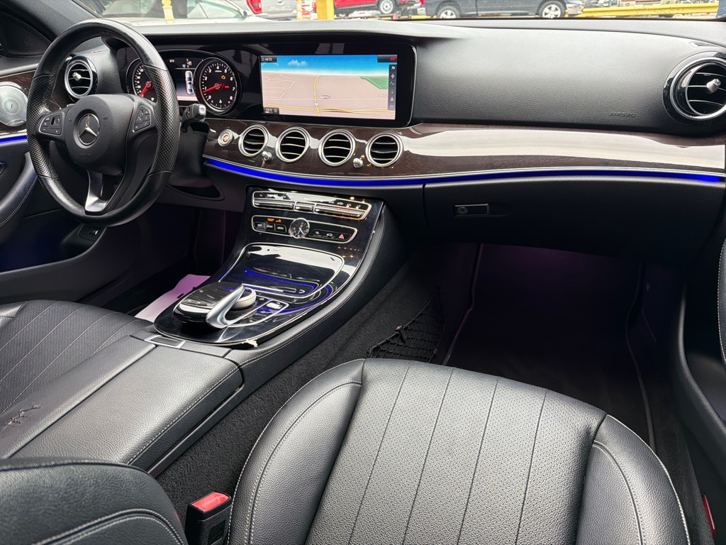 Photo 38 of this MERCEDES-BENZ E300 4MATIC